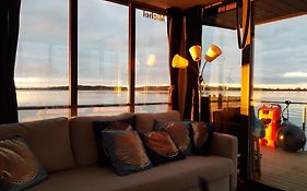 Apart M Cityport Schwimmende Ferienwohnung